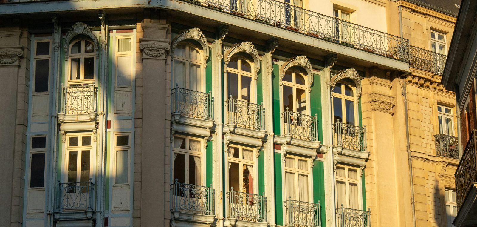 Diagnostic DPE à Rennes : façade d'immeuble ancien du centre-ville
